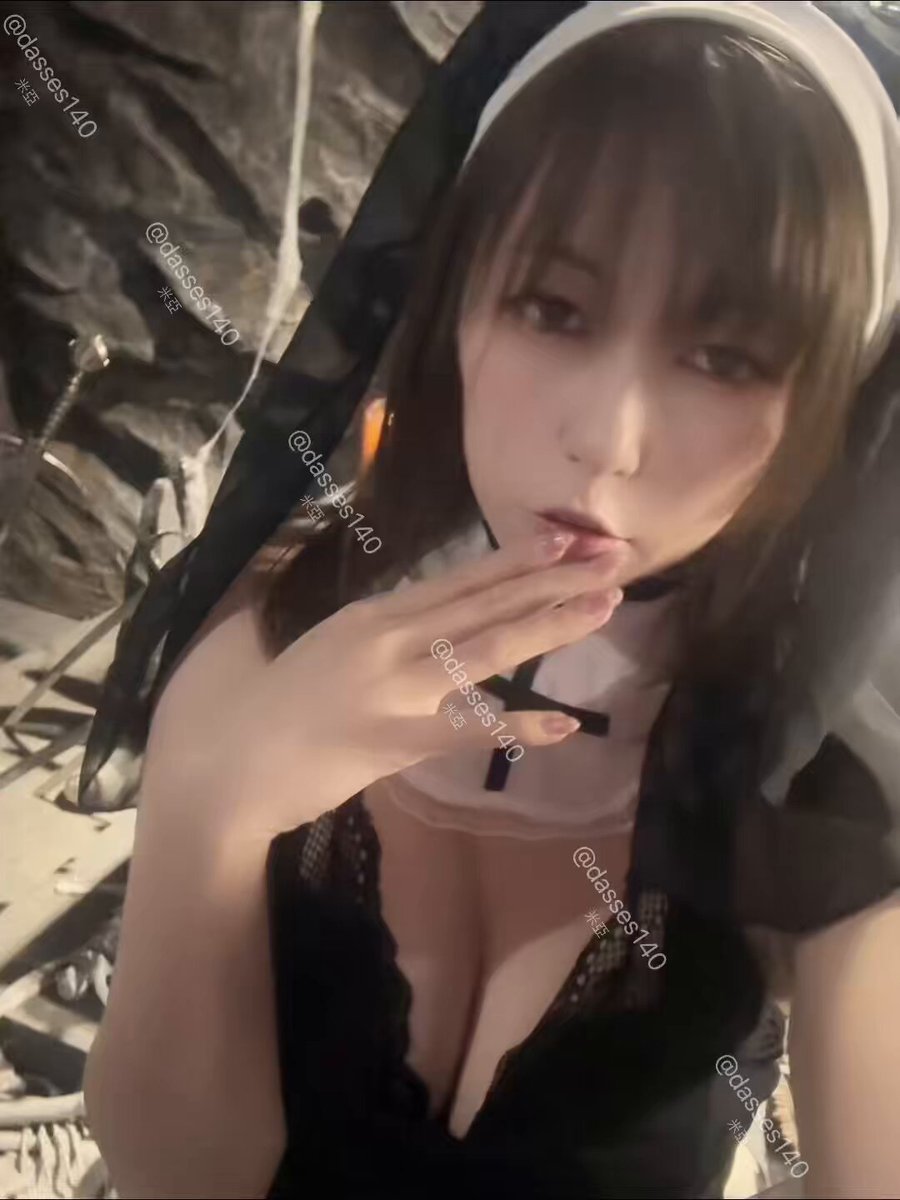 一個超酷的攝影棚））
這個造景太有氣氛了
我還跟攝影師說 
不要留我一個人在這裡..🤣
要拿東西要喝水 請帶我一起走😅😅😅 https://t.co/4kyhT4QJ3c