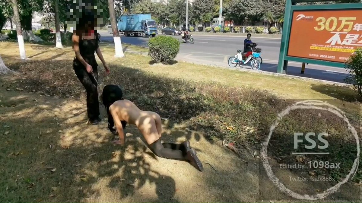 #母狗 #露出 主人路边全裸调教，全程无尿点，拍摄过程不断有路人过来搭讪。

最后珊珊在众目睽睽之下，还是为路人口爆了💦 https://t.co/1TwwuUeu22