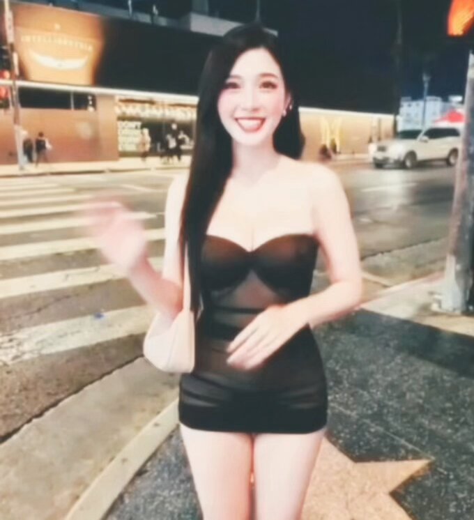 結果剛剛發生了件有點可怕的事
有兩個黑人和一個白人突然出現在我們面前問
"Are you dating?"
我們就回說yes
結果竟然就被纏著問有的沒的!!
還突然勾著我的肩膀
我整個大嚇到!!
一直說NONONONO然後跑掉!!
後來才知道原來他們誤會我是出來賣的🥹🤦‍♀️ https://t.co/KhaTuGK3CK