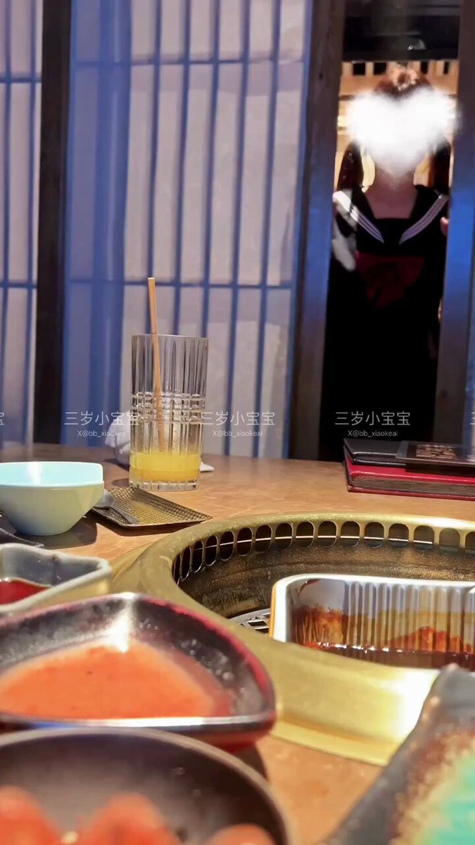 好大的一个包间吃饭丫….却只有两个人丫……好浪费丫……只好做点事啦！不然浪费！完整版视频去主页置顶小窝里观看哦~ https://t.co/hBNzA23TGw