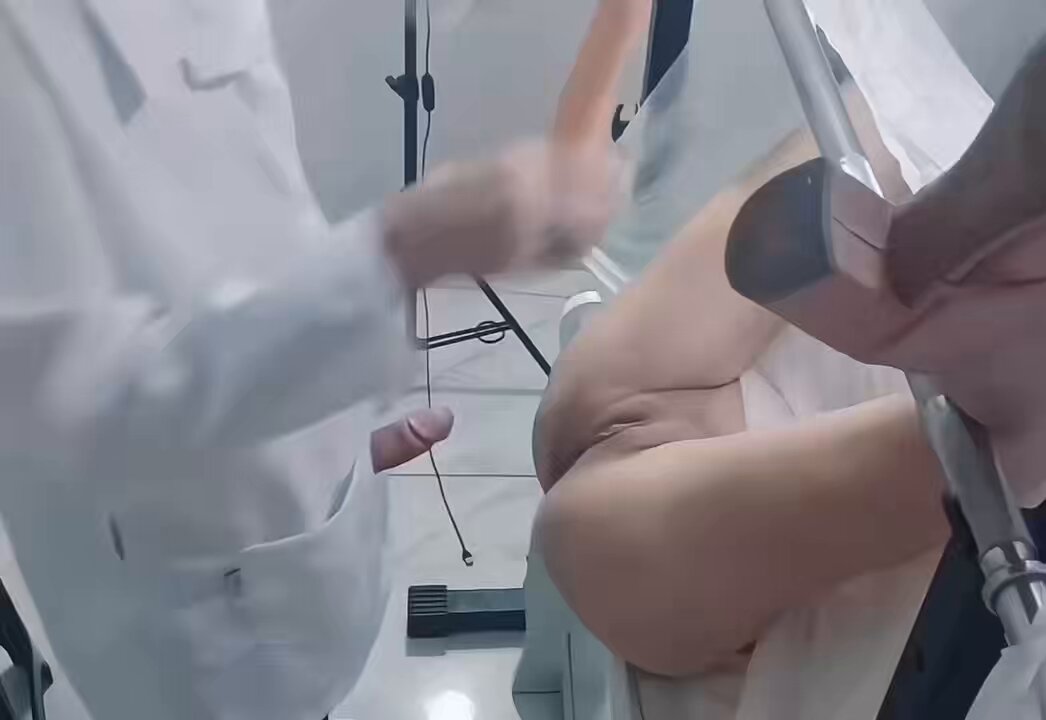 我是真的破防啦，竟然被一个比我亲爹还老的男人当性玩具搞了一整夜，果然还是老男人更变态呀，把我带到他的私人调教室把各种刑具都被用上了，最变态就是他把自己射进我屄里的精液又自己全都给吃掉呢，这次重口味调教视频还是老规矩给小伊点赞留言，小伊从评论区一个不漏的私信发完整过程给你们📸 https://t.co/CsbSfexYr0