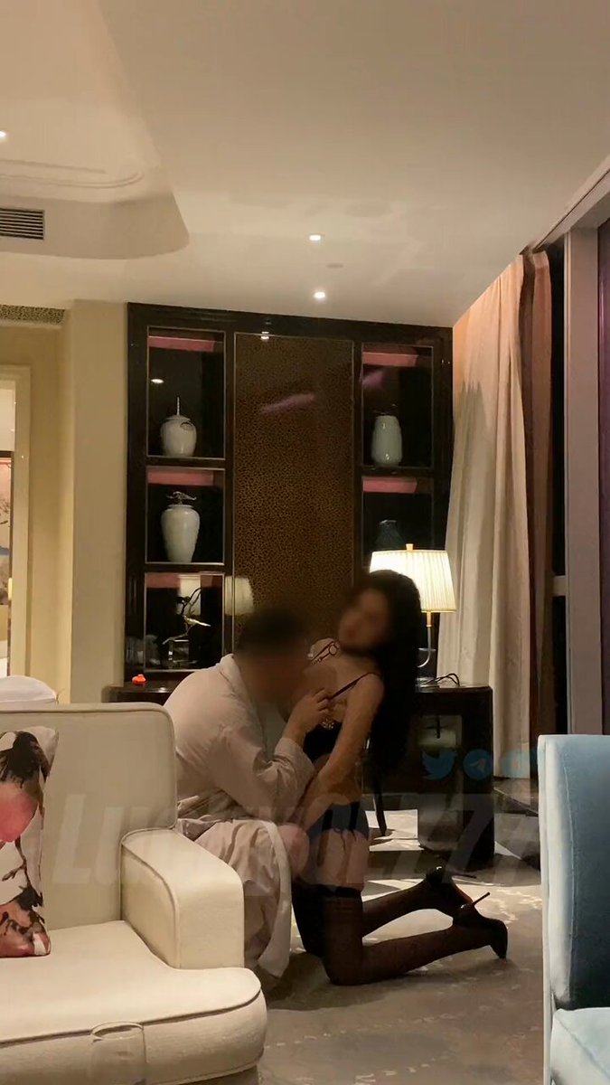 还是给你们分享当天晚上第三次的后续吧 
可能是玩了两次了 大家都没那么紧张了  你们嫂子也越来越放的开了 注意baby的细节 当着我的面 边舌吻 边撸着朋友鸡巴 这画面感真的无敌了 https://t.co/6EspZEgppT