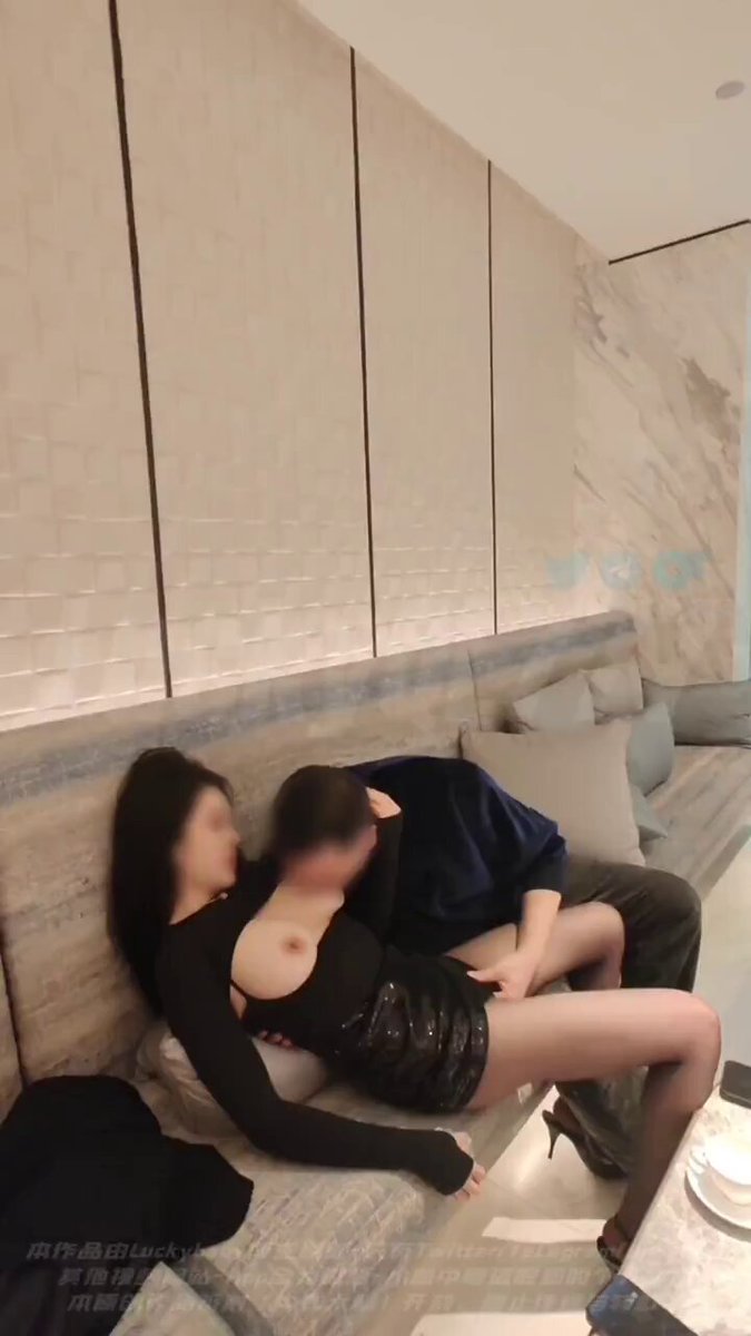 朋友在不知道baby是我老婆的情况下，活动一下，和我深圳工作上的朋友玩了次3P，让我没想到的是我这个朋友如此的骚，你们baby嫂子也非常配合去扮演小情人的角色，虽然我这朋友有点胖，但是这种反差感还真的挺刺激的，从未体验，完整版视频主页资料观看 https://t.co/m1U2MhvGNM