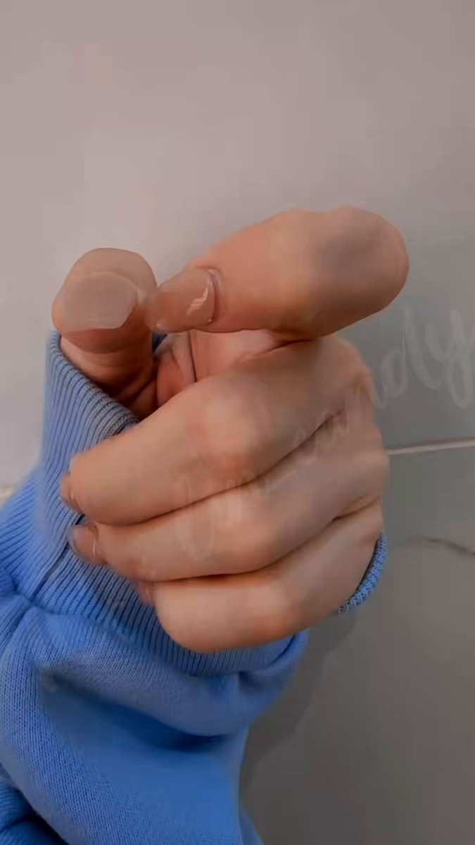 上班撞到指甲裂開了.. https://t.co/7pE2Y5Mv3N