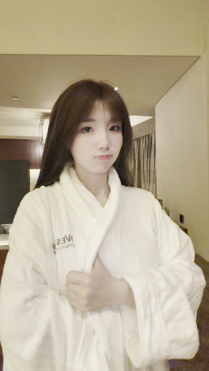 里面穿什么... https://t.co/NFzjpi0OtG