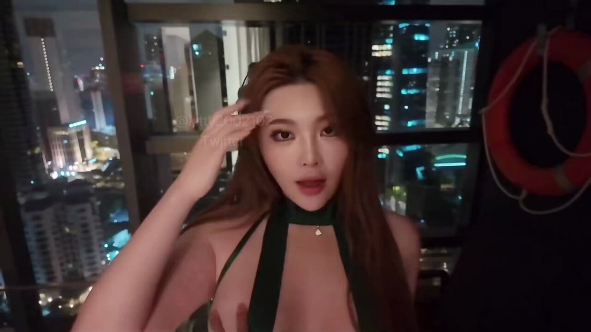 吉隆坡讓我慾火焚身 不知道打了幾次炮 走在路上 路人一直看我的奶子👀 都濕了 好 興 奮…..🥵 https://t.co/PDtGeV5k4o