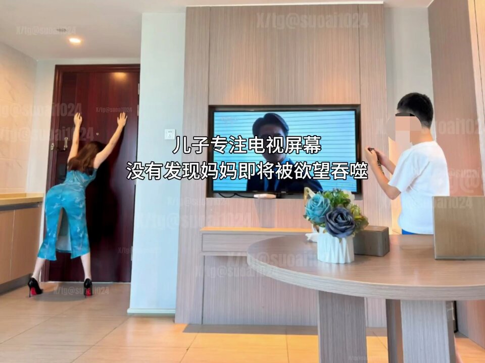 在儿子不知道的角落里， 妈妈早已被欲望吞噬，  她跪趴着迎接金主前后插入，彻底沦为泄欲玩物。 完整版轻微露脸视频点击主页资料电报群查看  #美妇沉沦 #淫妻安娜 https://t.co/IWm4LoiVTP