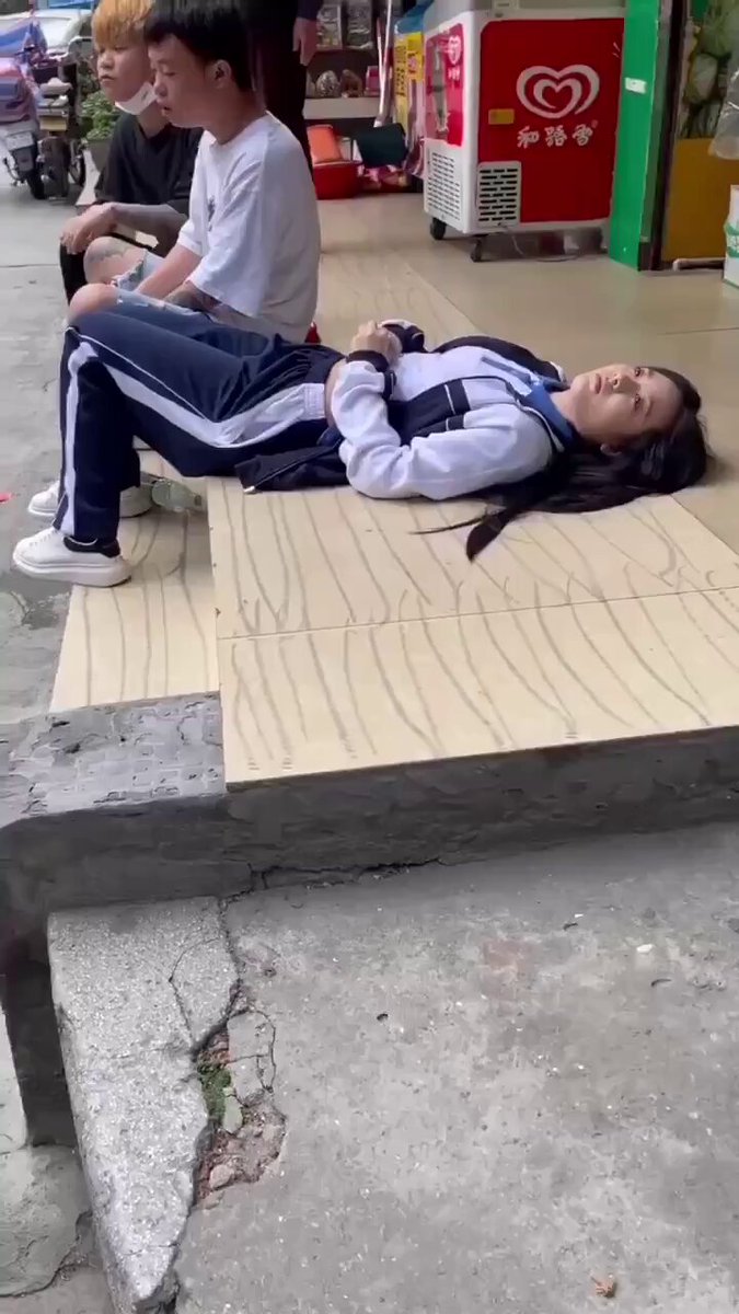 远离黄毛 https://t.co/1LfjhqmL8O