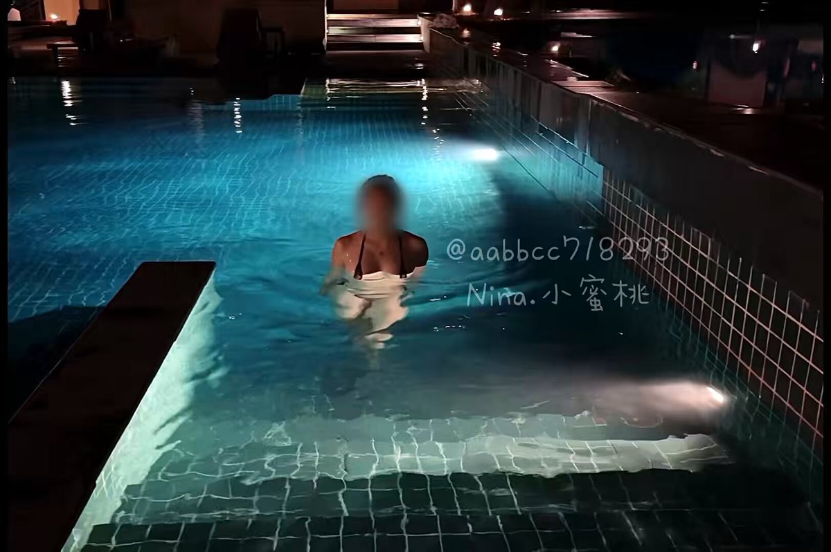 晚上在渡假村的泳池游泳好舒服
躺椅上的外國人偷喵被我發現😏 https://t.co/RPfzqspUU3