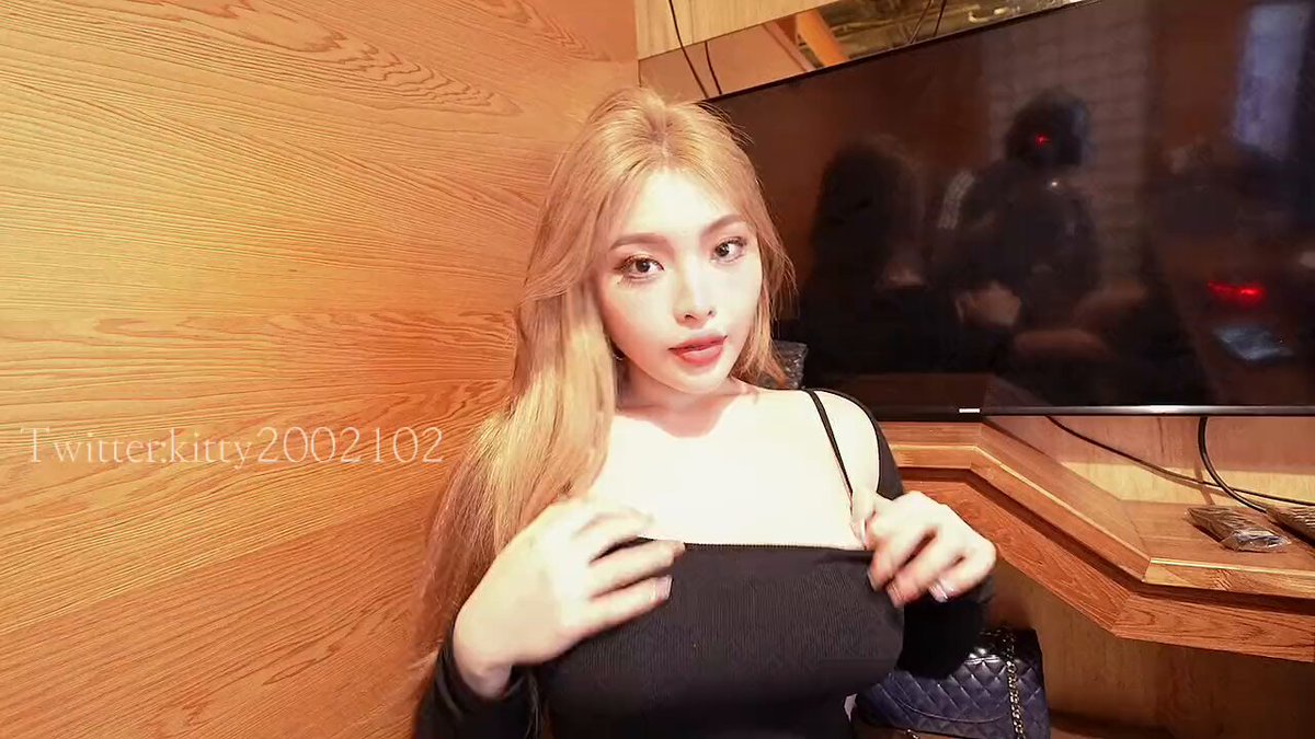 不知道大家有沒有在這種地方玩過🥵 隔壁在玩電腦💻 我在玩🐔🐔 隔音超差…  我還把門打開給外面的人看🤭  這樣 夠變態嗎🥰 https://t.co/IPlFfZ03f5