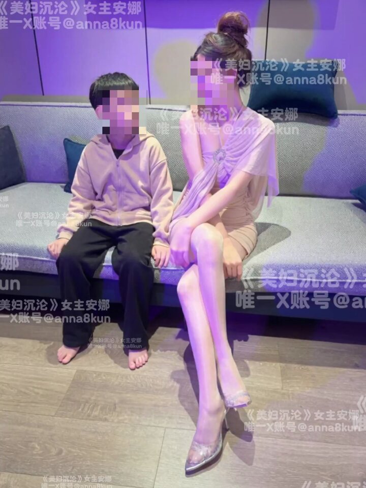 同一张沙发上，刚才我还坐在那陪儿子聊天嬉闹，转眼金主就把我操成淫荡母狗，失声浪叫。
完整版主页简介电报群观看
 #美妇沉沦 #淫妻安娜 https://t.co/SFVYyaA43c