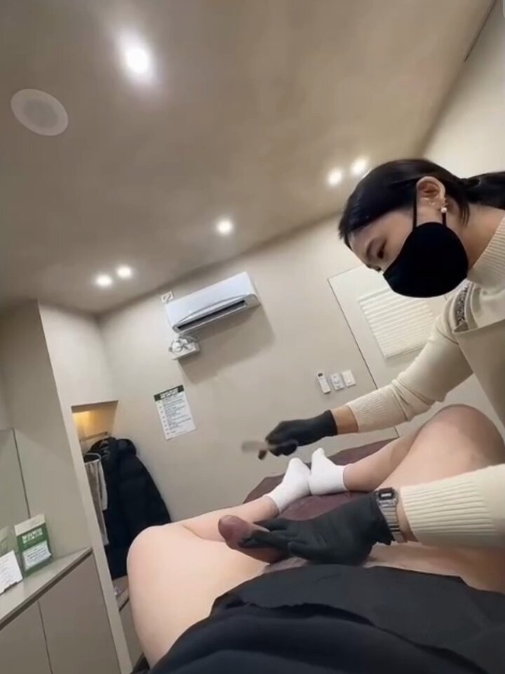 小伙到美容院做私处养生，看到美容师身材实在没忍住，还没碰到已经变的硬邦邦了，随着美容师在身体上的抚摸，小伙身不由己的已经"流的哪里都是"，忽悠美容师能不能帮忙用嘴清理，开始时还半推半就，但是看到这么大，心里也早痒了，最终没忍住主动坐了上去~

后续看下方推文哈~
https://t.co/Jqtw6j1fjV https://t.co/8umKJ1irh5