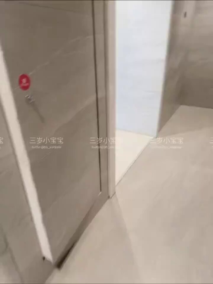 这个女厕所人好少嘿嘿，爽一下【视频完整版见主页置顶】 https://t.co/95iwhMmHII