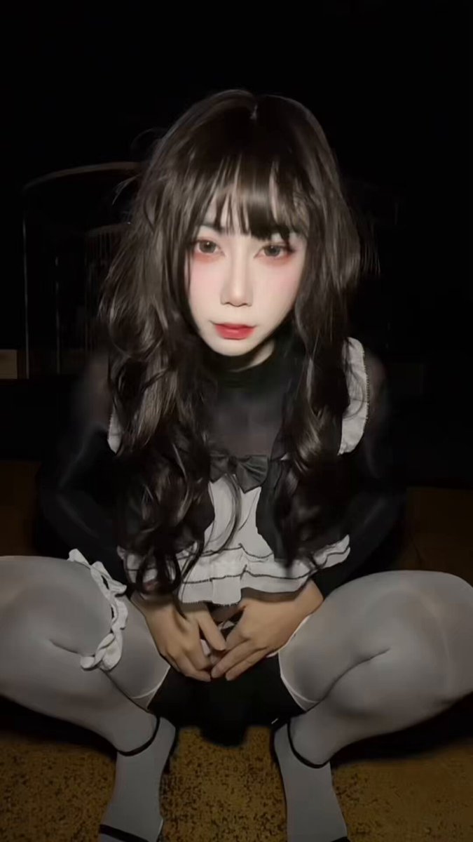 穿着连身黑丝露出，听着来来往往的车流中渐渐兴奋🐍🐍是一种什么样的体验呢😈

完整版18min
#伪娘 #男の娘 #sissy  #femboy #射精 #露出 #cd #黑丝 #白丝 https://t.co/jJfg0O0qSR