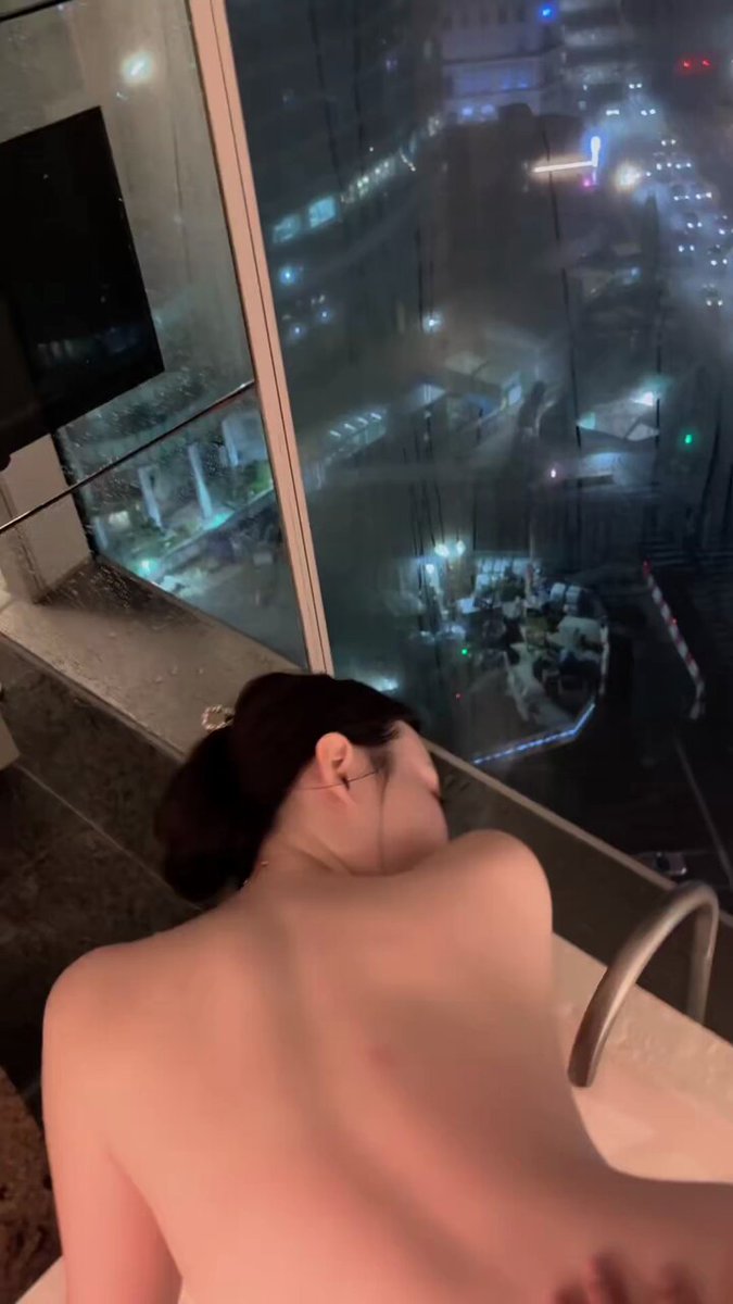 哈喽 泡澡怎么变炮澡了…..🫧🧖‍♀️🛁 https://t.co/g26jGLkqnL