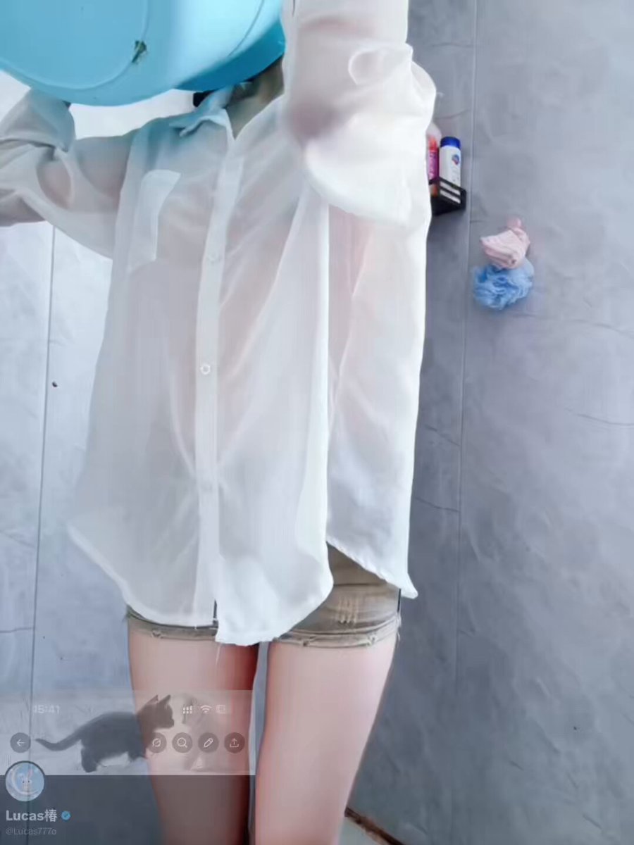 太热了我需要冷静冷静了，湿身诱惑！ #白衬衫 #透视感
@sktwober @sktworel
@sktwolris @sktwobba https://t.co/u846sEAbod