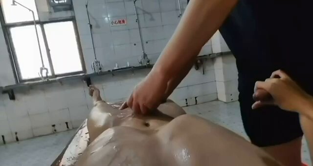 第一次搓澡就被搓硬了，搓澡师父看到直接上手 https://t.co/8k4QiObWBi