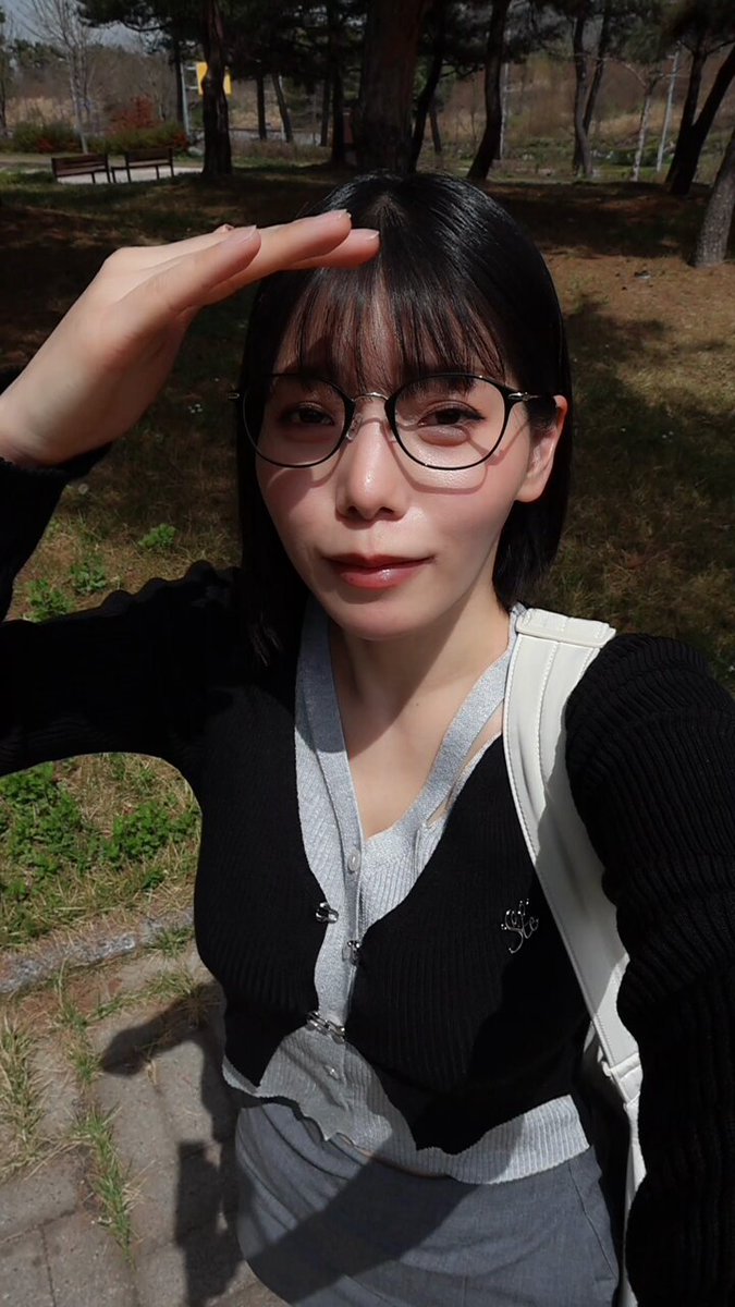 日曜日、公園でマカロン食べてきた🍃
ちょっとだけ桜咲いてて癒された https://t.co/WWmDfX0zes