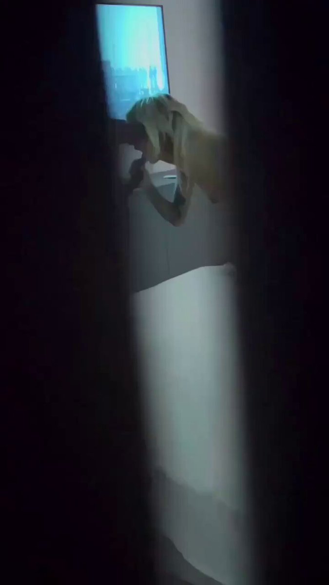 淫人妻之《街妻妓》
索菲装扮成街边的妓女，被嫖客享用。 嫖客是随机的，这代表了不确定性。这里的嫖客不喜欢被拒绝，所以索菲没有挑选人的权利。只可以是被挑选。重要的原因因为嫖客不希望来到索菲的住所。而藏在衣帽间里的我，只能看着眼前的一切，任由眼前的失态发展，
完整版主页简介电报群观看 https://t.co/8cM6UXQMi5