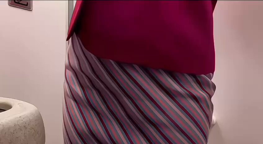 偷偷的在飞机洗手间里露一下，一想到会被人发现这么骚的一面，就有点抑制不住的激动，手情不自禁就伸到下面去了… 

你们觉得丝袜性感吗，要不要帮我脱… https://t.co/LqYEBaKe2t