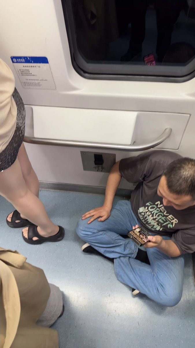 《地铁里勾引大哥》
我穿的透明包臀裙且没有穿内内哦

随机挑选一位幸运的大哥近距离赠送福利
你们猜猜此刻大哥心里在想什么呢？
(无任何愚弄的意思哦，仅仅是play的一环哦，大哥别介意哈哈)

P.S. 其实这个时候就算摸我一下，我也不会介意的哦！

还有更多地铁露出系列可以找桑桑解锁哦 https://t.co/fHEEYv5ffA