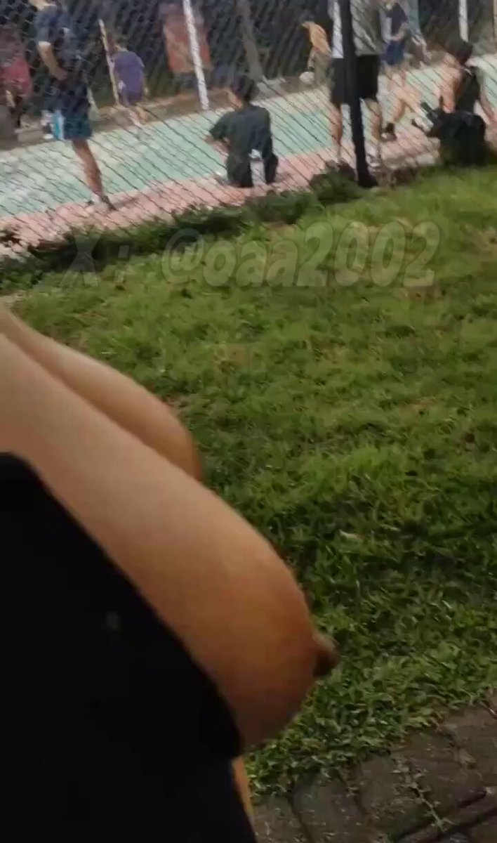 今晚打球的人还不少呢，小哥哥们一个个真专心啊，就盯着自己手上那个球，这边两个大球咋就视而不见呢····🥲🥲🥲 https://t.co/hcVMYhzlnj