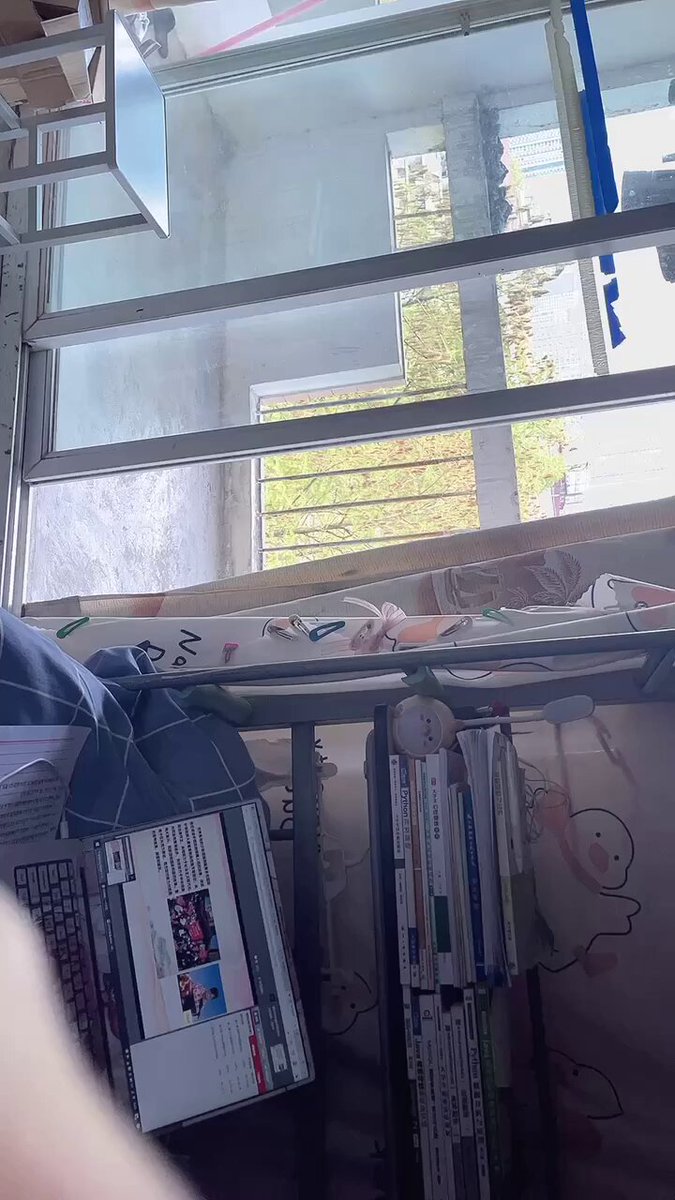 发现自己真的是有性癖，大清早起床，趁她们去上早八不在还要玩个风油精点穴！啊，真痛苦，必须要用大号男友解决了。还不能叫出声····😒😒😒

求求了，请赐给我一个性欲和我一样旺盛的对象好吗！ https://t.co/2BP1DcHsta