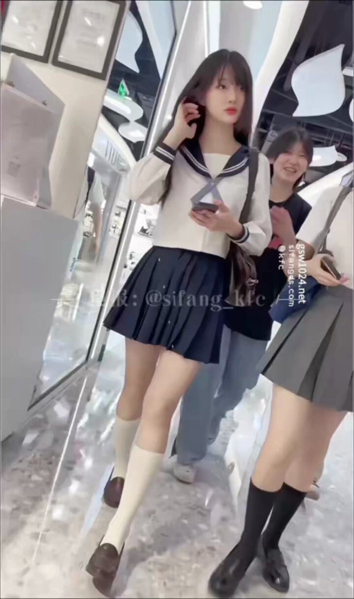 高挑的大长腿与精致五官完美结合，她穿着轻盈的超短裙，雪白的长筒袜包裹着修长的双腿，散发着无法抗拒的性感魅力。薄薄的衣料下，隐约透出成套的胸罩与内裤，优雅中透着撩人的小秘密。 https://t.co/IYzNTM3pBk