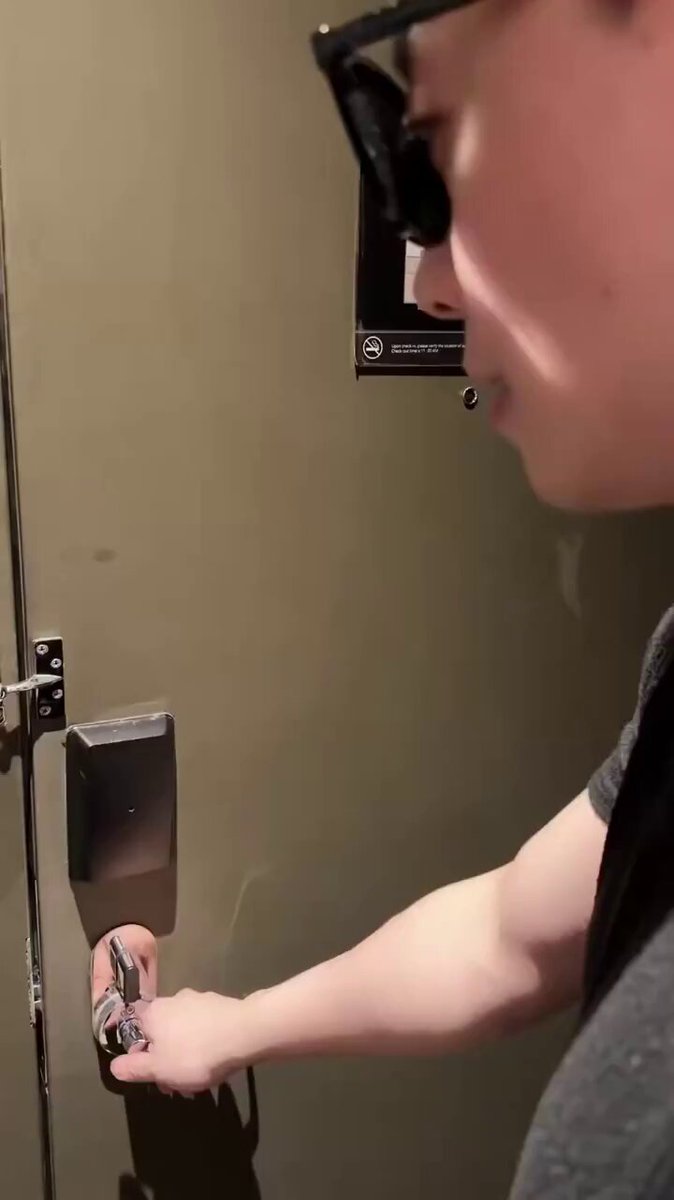 身為胸奴的我 一開門就看到小Q  穿的超有誠意 等不了！ 直接抓進來 先驗貨😳 這個觸感… 她發出的輕柔嬌喘 驗完就勃起了 📷 https://t.co/CLlFpeDITg