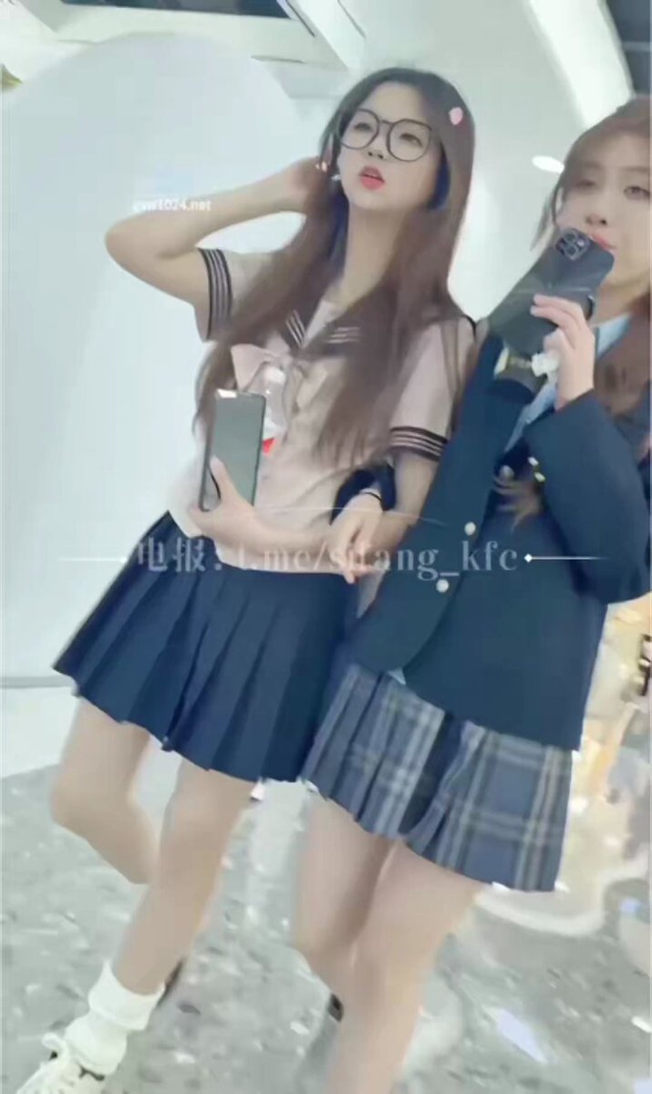 wataa
         两个JK女孩悠闲地走在街头，裙摆随风轻扬，手里的奶茶杯冒着淡淡甜香。她们说说笑笑，步调慵懒又自在，像把时间都泡进了蜜里。我却在旁边像着了魔似的，不停的找角度，心跳跟着她们的笑声一起乱跳——生怕漏掉任何一个动人的瞬间。~ https://t.co/HezwesvWAX