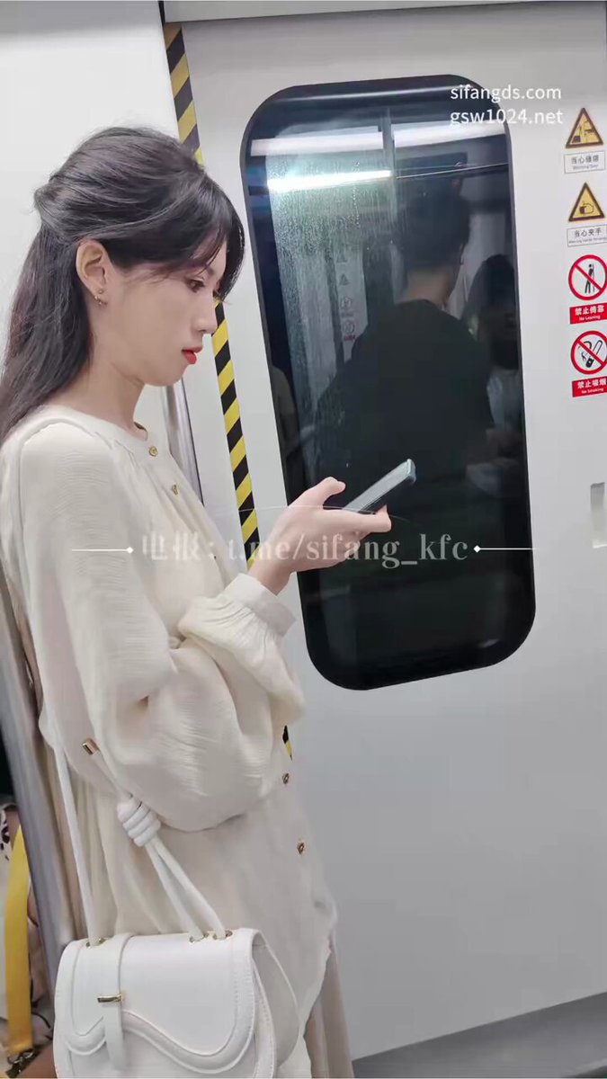 wataa7
           地铁上偶然遇见的素人女孩，真的让人移不开眼。
      一袭素净长裙，安静地站在那里，低头专心看着手机。
        柔顺的发丝微微垂落，侧脸线条干净又温柔，像一幅流动的画。
      她浑然不觉，而我的镜头，正悄无声息地、贪婪地享受着这份不经意的美好。 https://t.co/eydu60eTrc