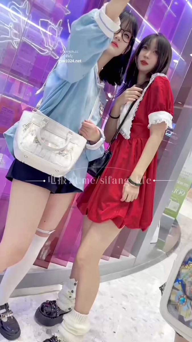 两个女孩在商场紫色霓虹的玻璃墙前，靠得极近，呼吸几乎交缠。蓝衣女孩微微抬臂，宽松的衣服顺势滑落，露出大片柔软的腰线与大腿根白皙的肌肤；红裙女孩轻轻侧身，短裙被拉得更短，领口松开，锁骨与胸前曲线若隐若现，白丝包裹的腿在灯光下泛着诱人的光泽。 https://t.co/6GcMsNCGtF