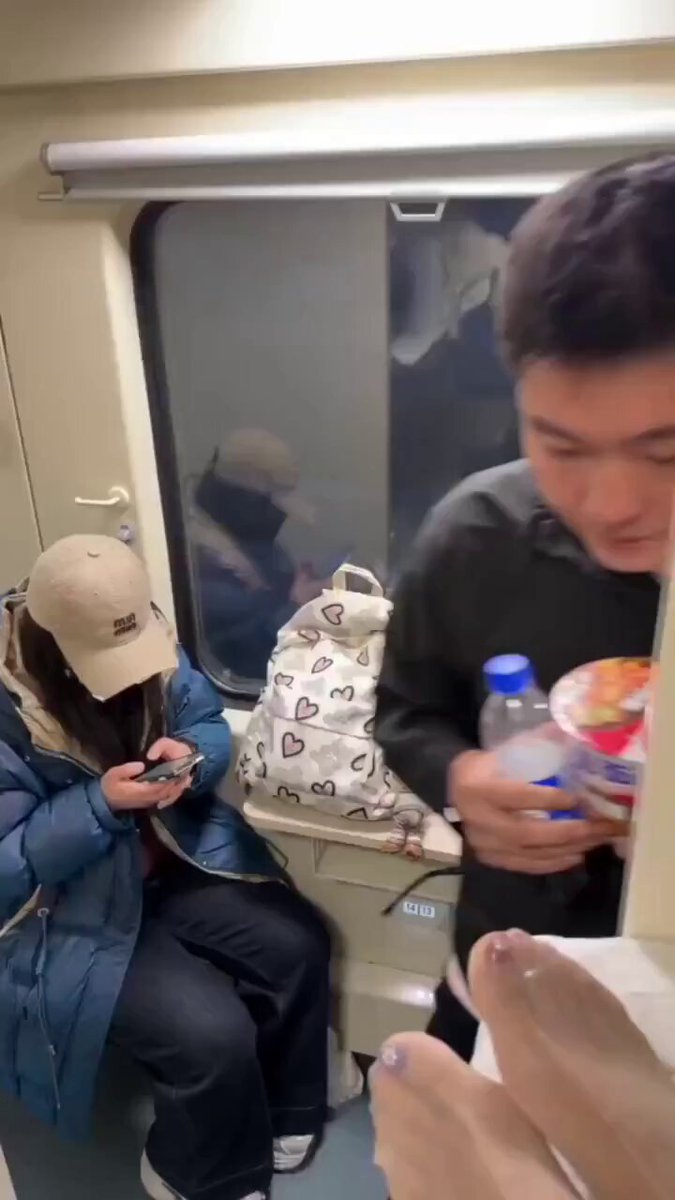 今晚卧铺现场： 
脚被陌生男人反复蹭了五分钟 https://t.co/xnpLyYNXWa