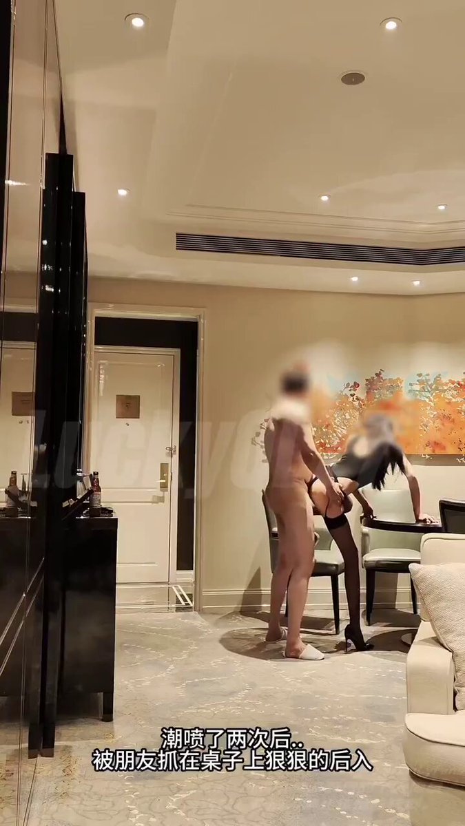 穿高跟鞋被后入真的是太累了 
 但为了老公和粉丝们的视觉感
 无所谓啦  爽和累 我选择爽 哈哈～ https://t.co/zAITsRHomI