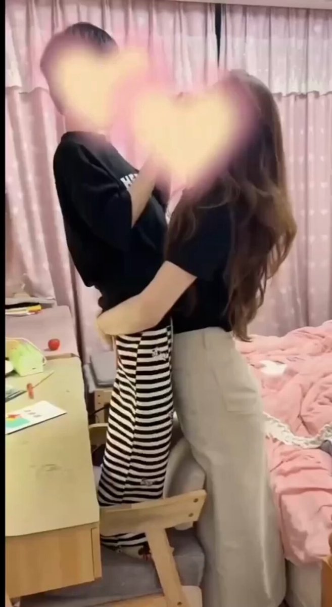 每次亲完儿子的嘴就要去亲别人嘴，含住别人的鸡巴。抱完儿子的手，就要握着别人的鸡巴。这种日子什么时候是个头啊。为了小宇，为了家庭，再忍一忍就好了。
#淫妻 #调教 https://t.co/11AdMCYLKA