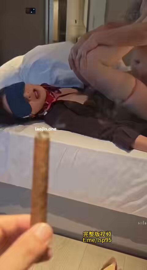 这位绿帽真大方，抽着雪茄，看着单男将做空姐的老婆艹的死去活来，老婆穿着空姐制服，肉色丝袜，配合着单男不断抽插，最后将尽是精液的骚穴露给老公看！

本片高清完整版53分钟
已经更新在主页置顶电报群 https://t.co/f3ShovS9pp