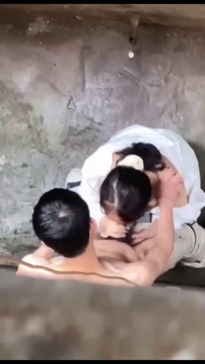 现在的女同学都这么开放嘛
放学路上直接把男同学壁咚在墙上脱了裤子舔鸡巴，还让他摸胸，男同学还是有点不敢啊! https://t.co/NTdsSw9QFI