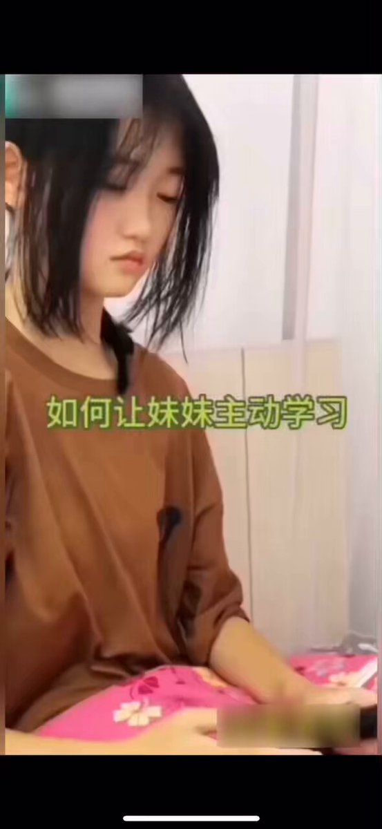 变态哥哥看妹妹发育完美 两个极品巨乳流口水
趁爸妈不在家 看她在写作业故意挑逗 说写完了有奖励 没想到是奖励大鸡吧！
把她按在床上 黑色肉棒对着蜜穴疯狂爆操   极品巨乳摇得眼花缭乱
最后滚烫的精液全部注入骚穴里 射得满满都是

完整版在评论区 下载搜索关键词即可观看 https://t.co/tCd1UBwsVT