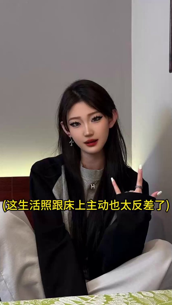 卧槽我第一次见这么猛的女主，女上骑乘这么扭谁受得了啊！三位顶级骚货母狗，第一次见女上位这么牛逼的！还要m类型母狗用胸罩遮住眼睛，跪求主人下次买个好看的眼罩！还有一开始抗拒拍摄后面被干喷水了！
#精选 #女上位 #高潮

@hongxiutian
@kongguyoul
@xiaodaidare
@xiaomidare https://t.co/lCmOcTWFt1