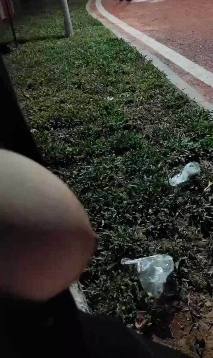 如果我没记错的话，这是我们学校的机电系的老师。你们觉得他是看到了还是装作没看到？😂

现在完成你们的任务难度越来越大了唉··· https://t.co/ZLiIXp1Ocz