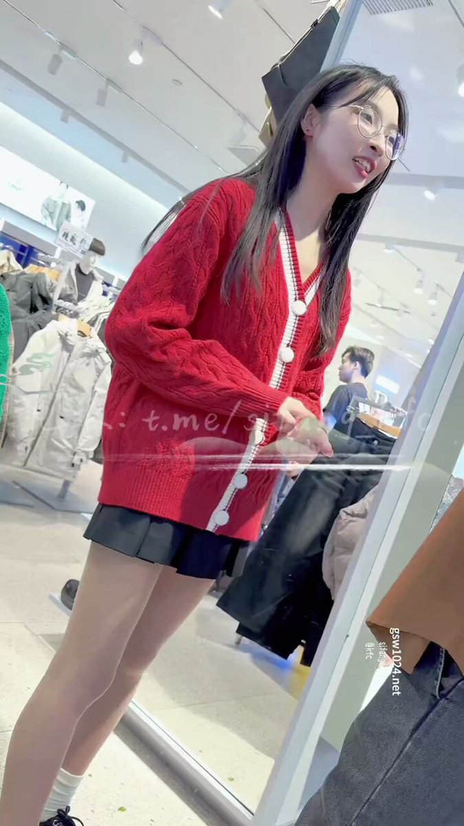 红毛衣搭着软萌JK裙，和男朋友十指紧扣甜蜜逛街。眼睛妹妹的反差可爱真的要命～超透肉丝轻轻包裹着修长玉腿，薄到能看见皮肤的温润光晕，每走一步都让人心痒难耐，口水都要流下来了…… https://t.co/NsEuvjUVOP