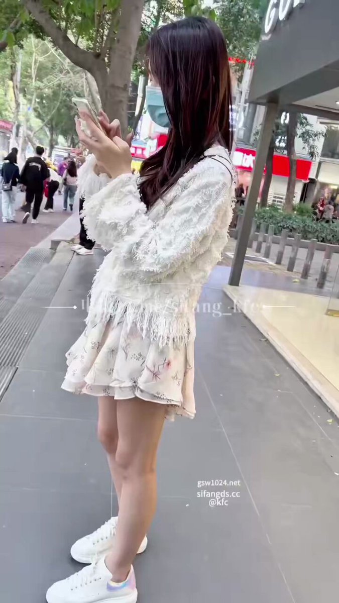 wataa...
0即使戴着口罩，也完全遮不住那绝顶的容颜。 
精致的眉眼微微弯起，碎花裙轻轻摇曳下，露出一双修长白皙的大长腿，小白鞋踩着轻盈灵动的脚步，每一步都像踩在心尖上。甜美又撩人，简直让人瞬间上头…… https://t.co/1zQmlZ4nBy