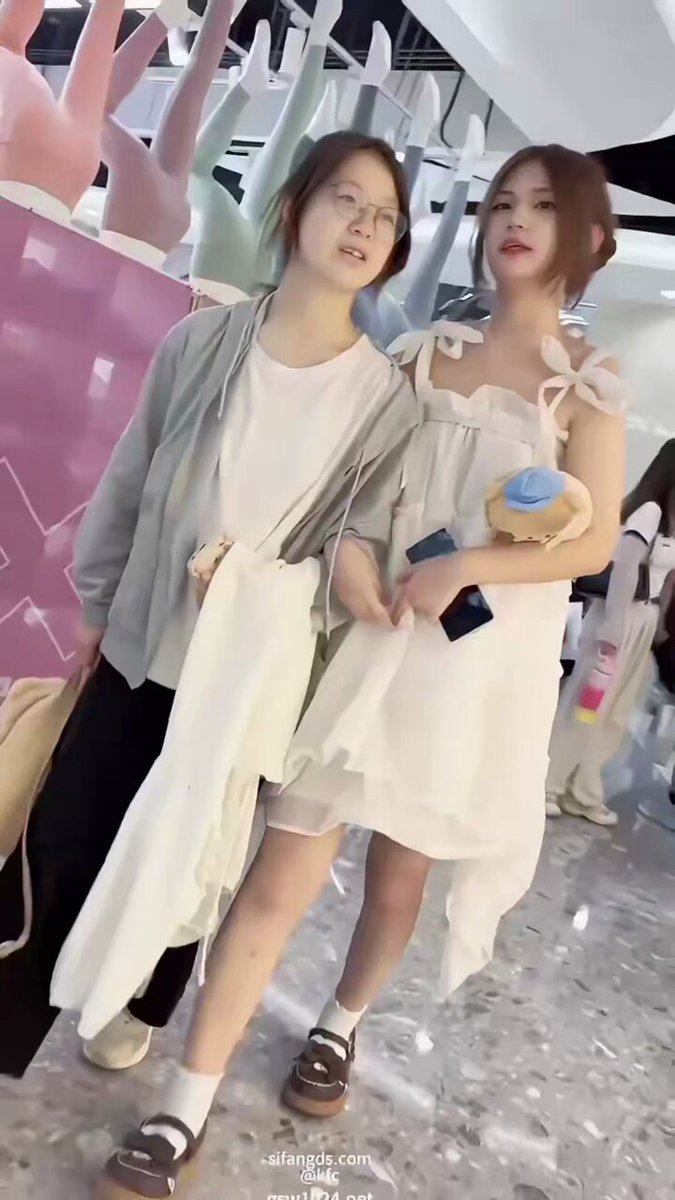 wataa...  ..
纯白裙摆轻轻摇曳，裹挟着满满的青春气息。
她和闺蜜手挽着手，笑语盈盈地逛着街，却不知在我的镜头里，已悄悄点燃了我心底最滚烫的悸动。 https://t.co/rM0XYKDtVo
