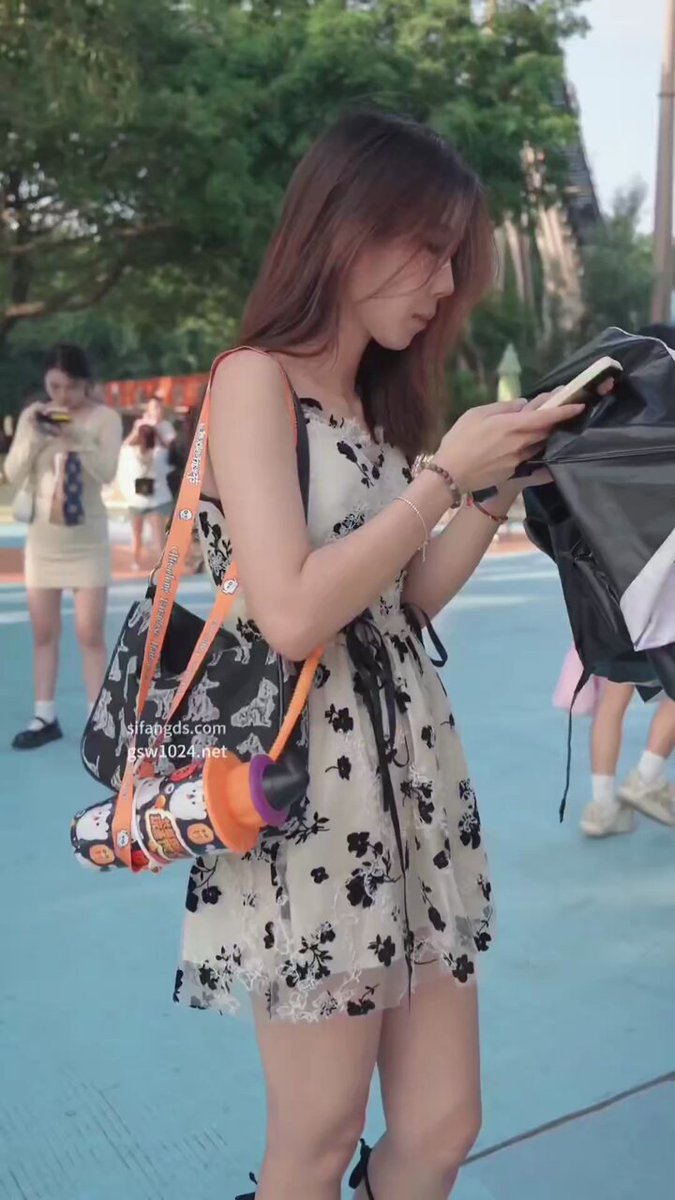 下午阳光洒落街头，一位吊带花裙小姐姐悠然漫步。薄如蝉翼的纱裙随风轻舞，层层花瓣在微风中轻轻摇曳像一朵会行走的春日云朵。精致蕾丝中筒袜包裹着修长小腿，隐约透出的肌肤若隐若现将纯欲感拉满，每一步都轻轻敲击着心跳。纯欲爆棚，却又不失优雅，甜美与性感完美交织，让人一眼沦陷，无法移开视线。 https://t.co/MIBtrjDvLk