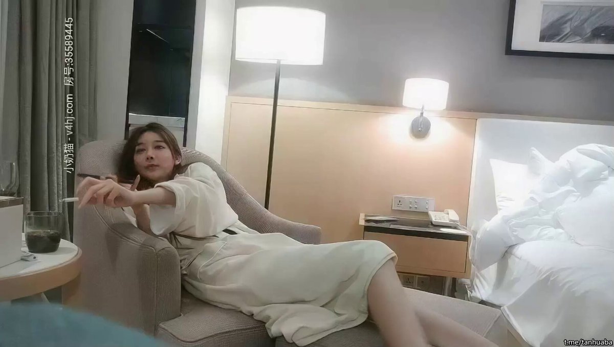 精选高颜值外围，皮肤雪白黑丝大长腿，沙发上摸逼口交骑坐猛操，叫声淫荡诱人

@hiegobasma49695
@littlasulaa
@StarboyTunez https://t.co/xO9B9rrJre