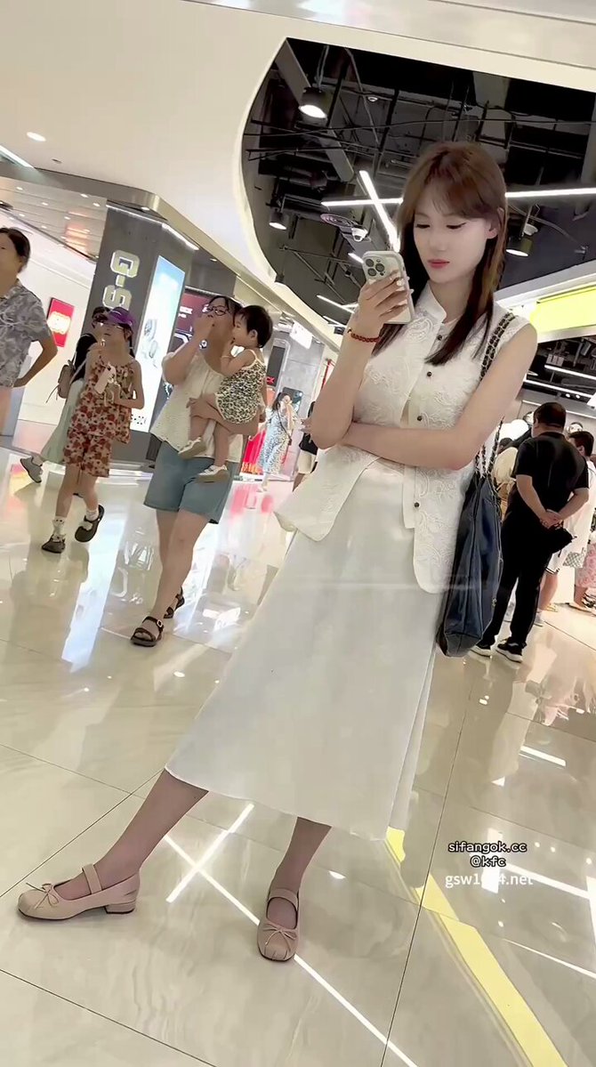 长裙轻垂，气质如画的她低头专注手机，眉眼间尽是柔软光影。而我手中的镜头，悄然捕捉了她每一瞬不经意的惊艳。她浑然不觉，却已让人心动到欲罢不能。 https://t.co/y5ZM6WXoAJ