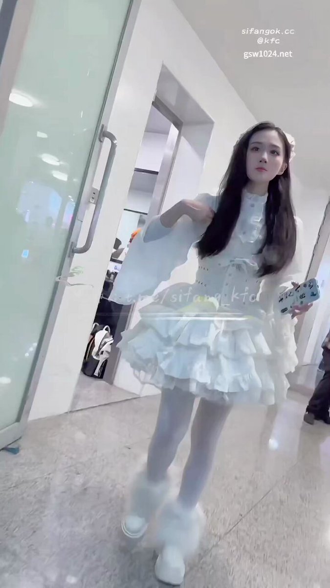 wataa 36
         今日份惊喜：路遇顶级洛丽塔美女，在镜头前为你独舞。薄薄的白丝袜勾勒出纤细到极致的腿部线条，每一步都像在勾魂……上头预警，慎入！💫 https://t.co/zsDMbgVekO