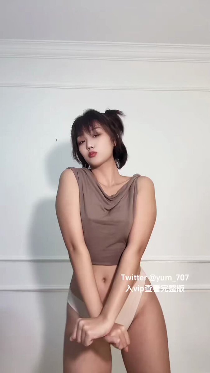 特斯拉logo女孩🐪😝 https://t.co/rIR9yngGHL