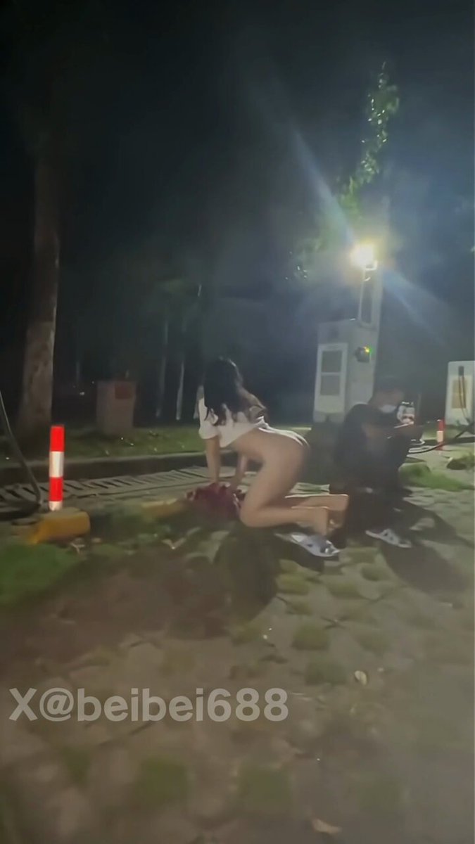 母狗裸体摇尾勾引路人NPC，你猜路人会不会操母狗呢🥰

#勾引路人 #露出 #母狗 https://t.co/Wic5hvDPm0