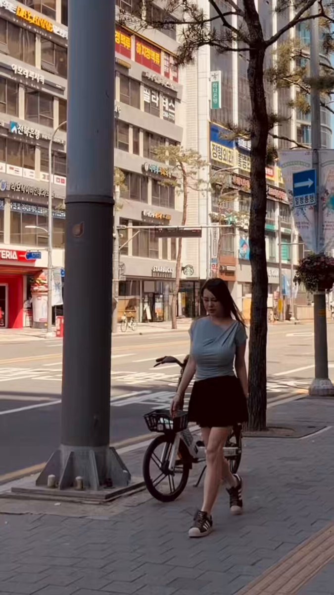 走路走到小腿肌都發達了🤣

#洪蓉 
#短影片
#韓國旅遊 https://t.co/XLJFRGebTB